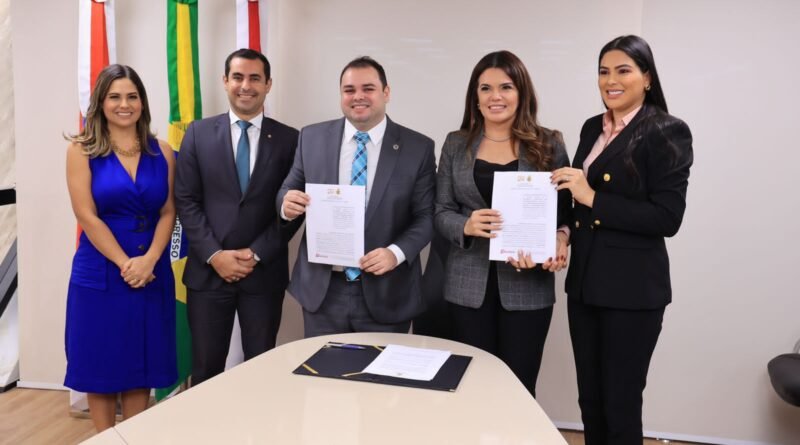 Presidente da Aleam, deputado Roberto Cidade, e Defensor Público-Geral, Ricardo Paiva, assinam termo de cooperação técnica para fortalecer proteção à mulher