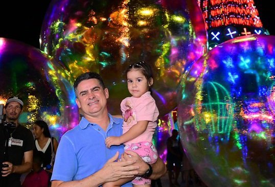 Prefeito David Almeida entrega Árvore de Natal de 30 metros de altura com hologramas e bolhas de sabão instagramáveis em seu adorno