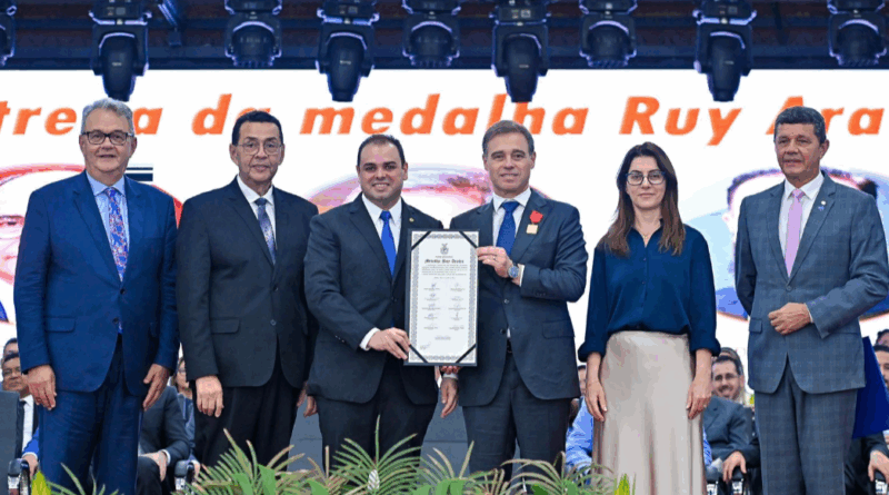 Presidente Roberto Cidade comanda Sessão Solene que outorgou honrarias a ministros do STF, STJ e jurista internacional