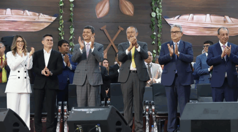Prefeito David Almeida participa de homenagem ao ministro do STF, André Mendonça, durante Assembleia Geral da Ieadam