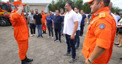 Em Coari, governador Wilson Lima entrega viatura de combate a incêndio com capacidade para 10 mil litros de água