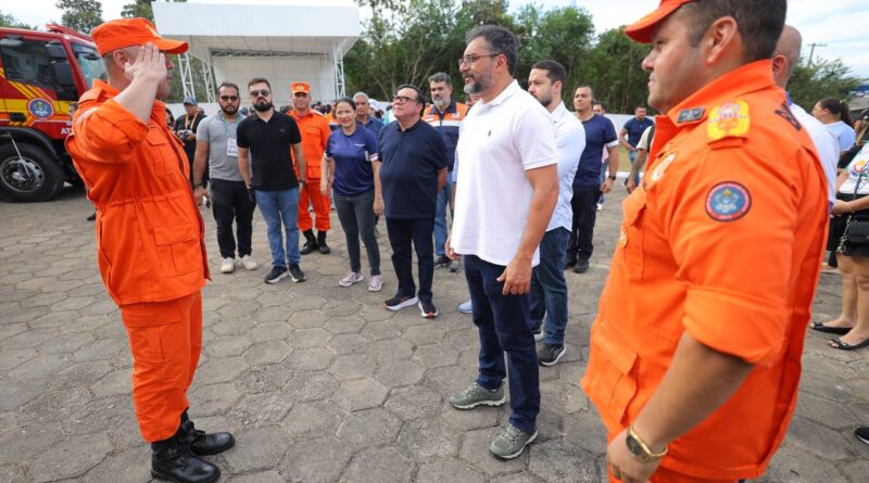 Em Coari, governador Wilson Lima entrega viatura de combate a incêndio com capacidade para 10 mil litros de água