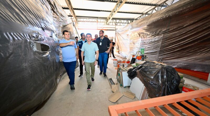 Prefeito David Almeida vistoria construção da nova praça de alimentação da feira da Manaus Moderna
